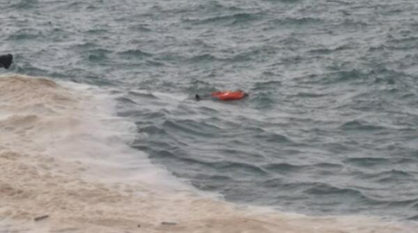 紧急救援！水面救生机器人成功救起落水游客