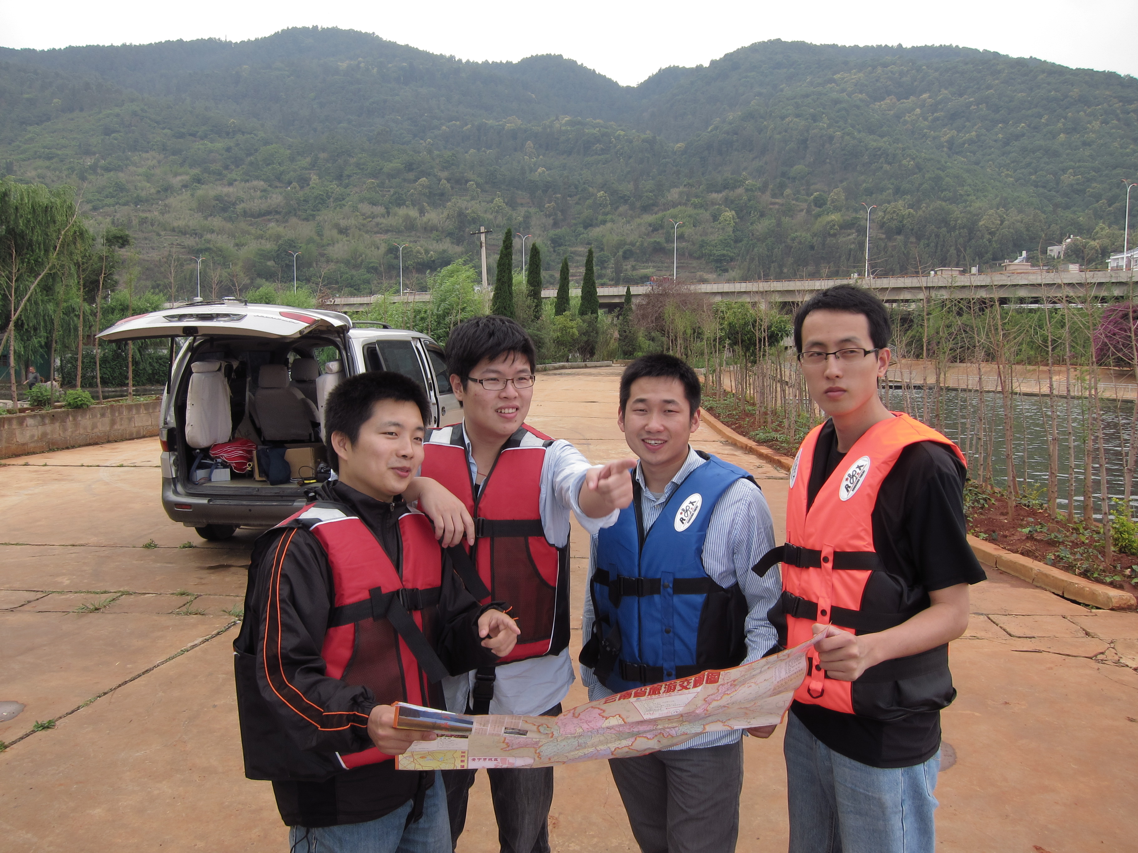D2011年，创始人团队跑遍大半个中国，到广东、福建、云南、四川等多个地区的水质监测站调研。.JPG