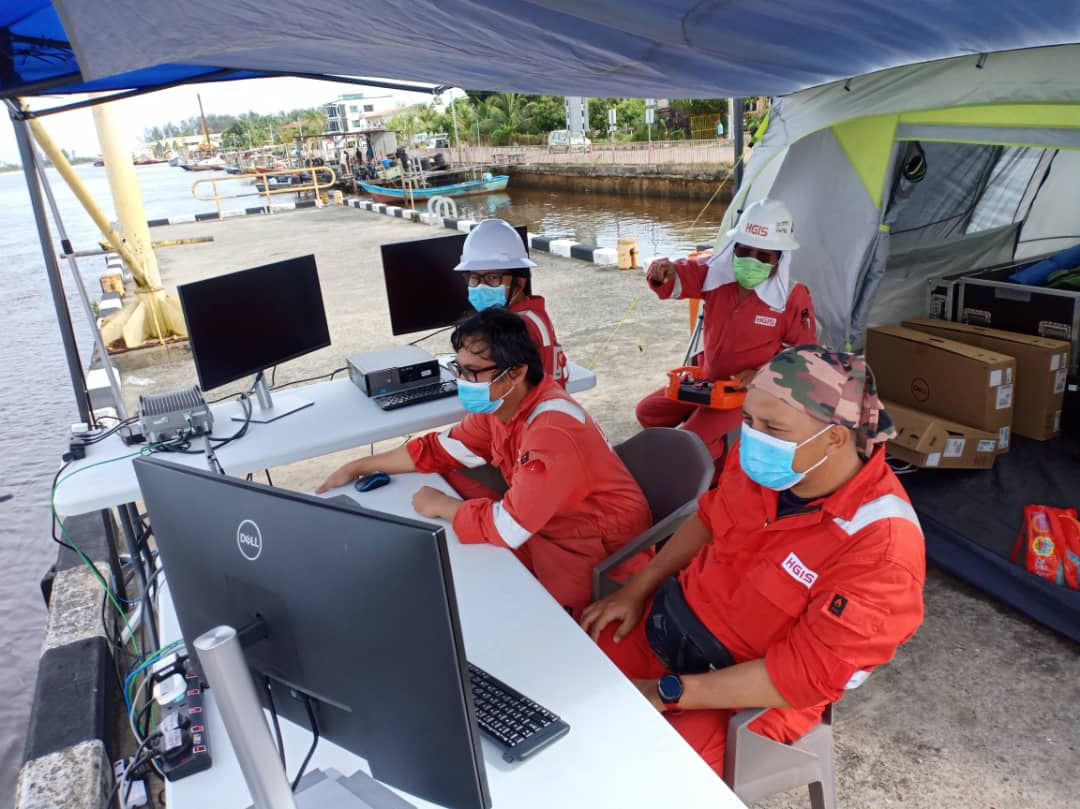工作团队在岸边基站操控无人船进行作业（可选B-新图）.jpeg